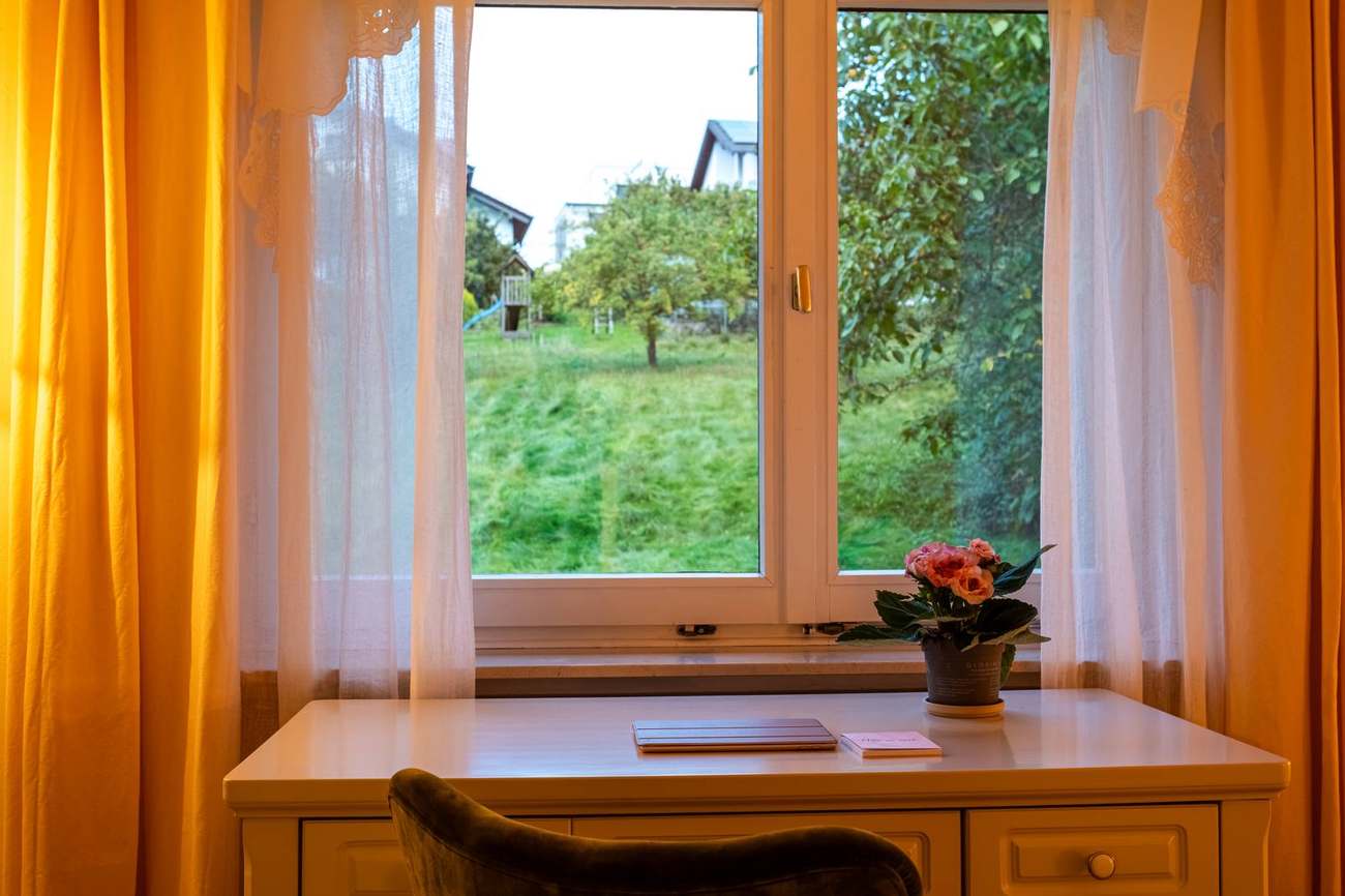 Sitzecke am Fenster mit Blick in den Garten