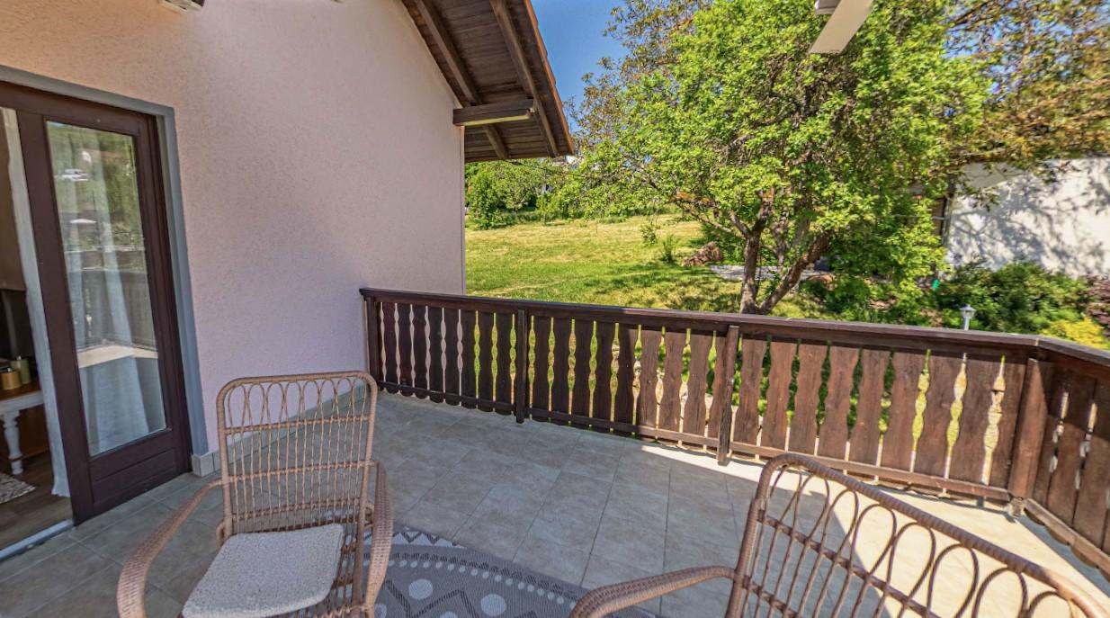 Eigene Terrasse des Landhaus Appartements mit Blick in den Garten